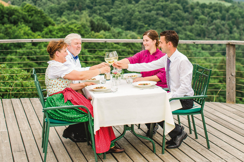 Familie Kappel auf der Terrasse | © Weingasthof Kappel